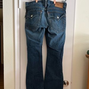 True Religion Men’s jeans Medium wash W33 L34 stylish knee and leg tears.